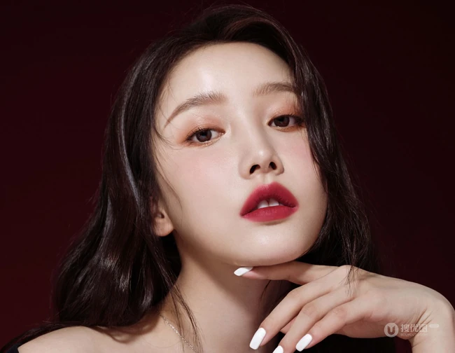 姜贞羽妆容精致超美高清近距离手拿口红代言写真