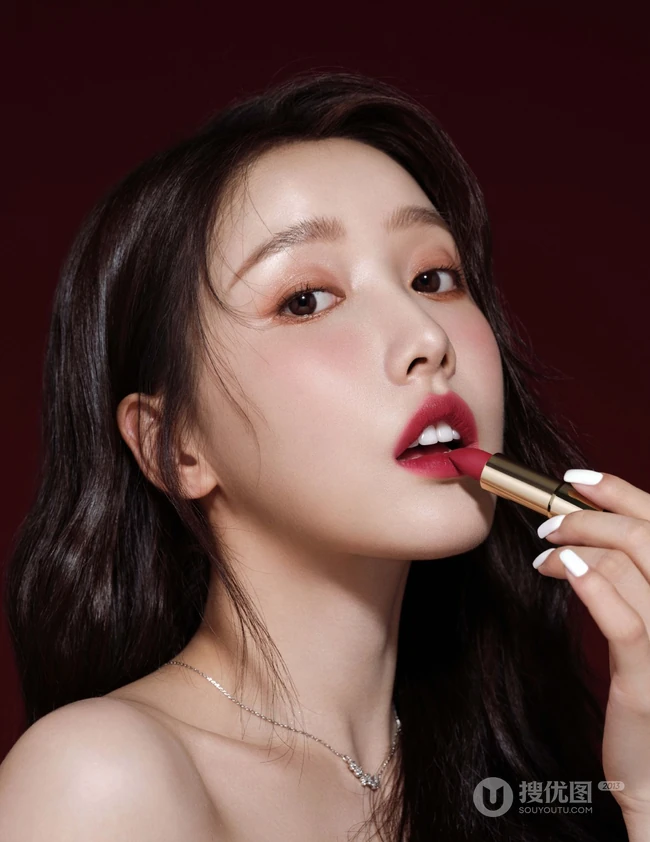 姜贞羽妆容精致超美高清近距离手拿口红代言写真