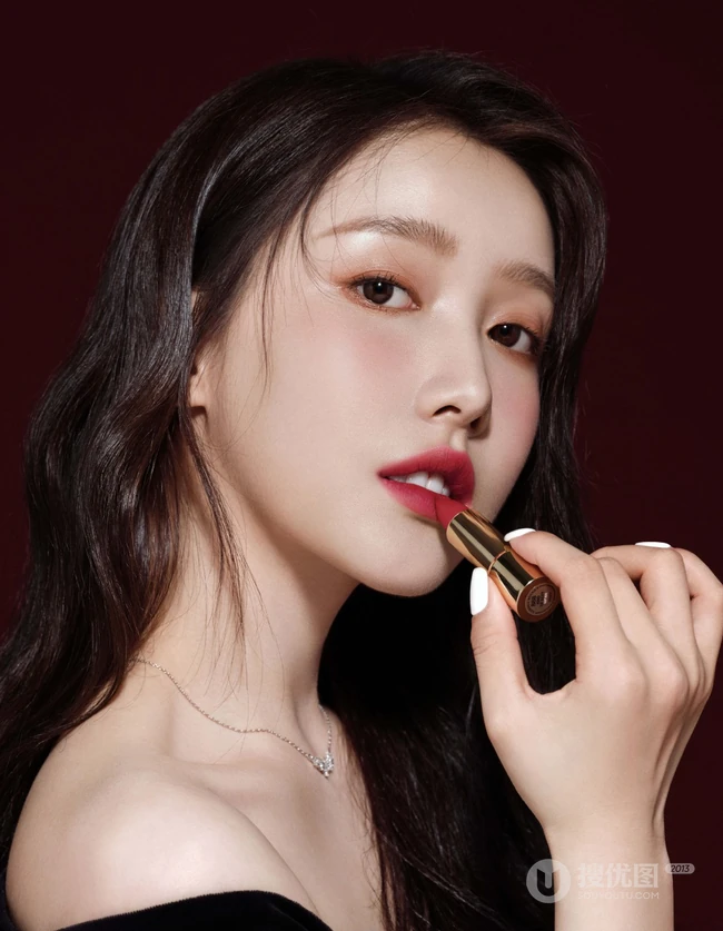 姜贞羽妆容精致超美高清近距离手拿口红代言写真