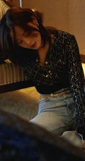 辛芷蕾气质简约黑衣牛仔裤暖色系室内写真图集