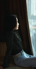 辛芷蕾气质简约黑衣牛仔裤暖色系室内写真图集