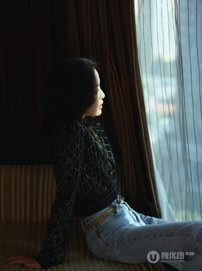 辛芷蕾气质简约黑衣牛仔裤暖色系室内写真图集