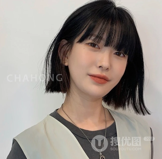 只到下巴的女生齐刘海短发发型，简简单单，可是却很耐看哦 第6张