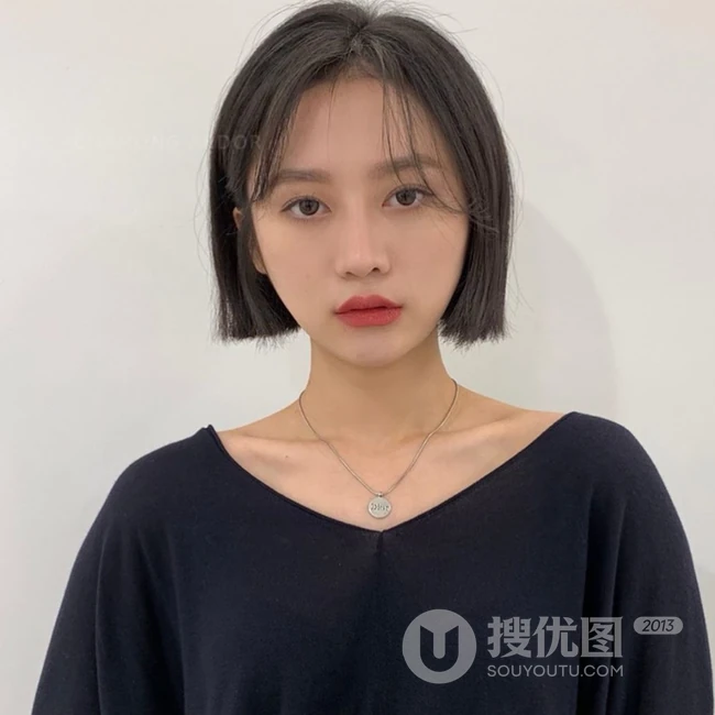 只到下巴的女生齐刘海短发发型，简简单单，可是却很耐看哦 第15张