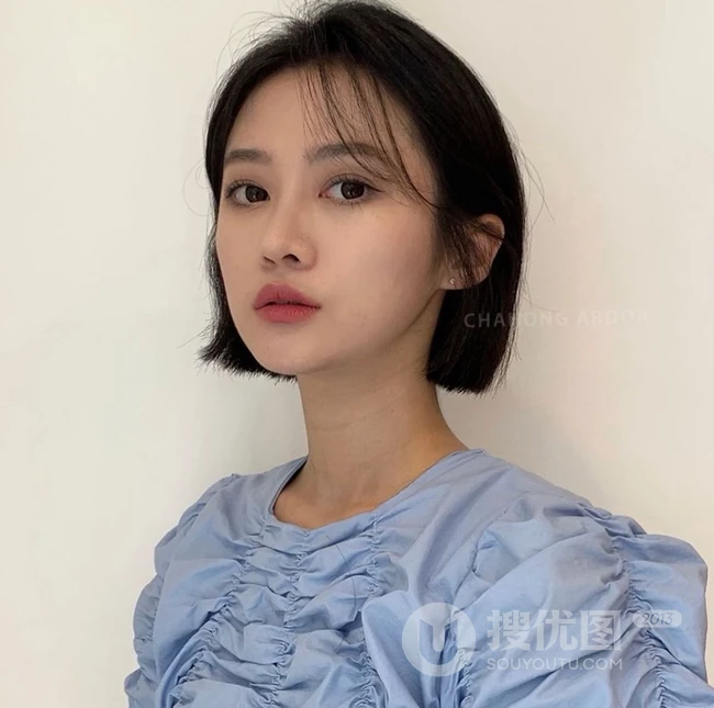 只到下巴的女生齐刘海短发发型，简简单单，可是却很耐看哦 第10张