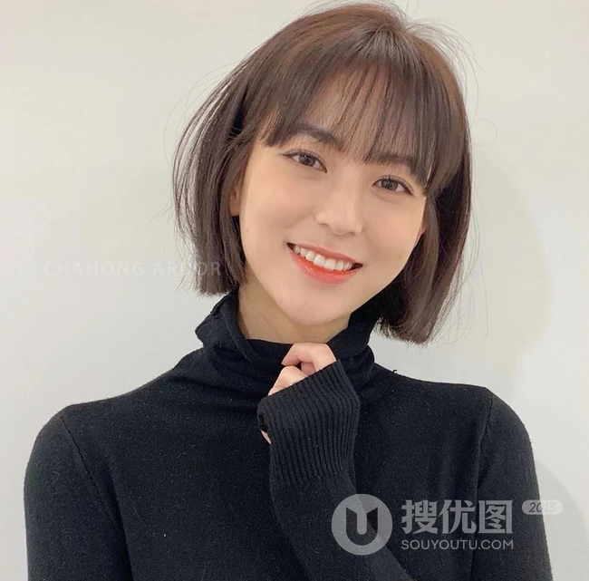 只到下巴的女生齐刘海短发发型，简简单单，可是却很耐看哦 第1张