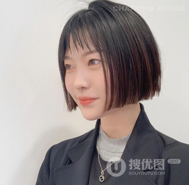 只到下巴的女生齐刘海短发发型，简简单单，可是却很耐看哦 第9张