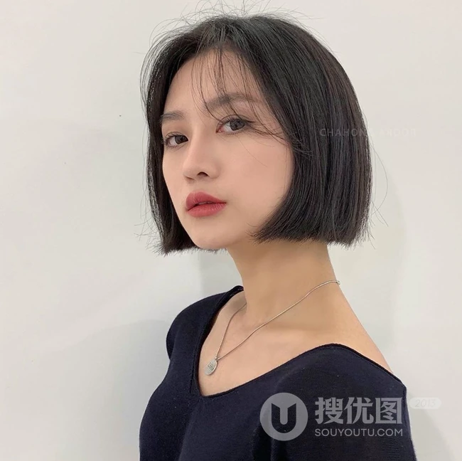 只到下巴的女生齐刘海短发发型，简简单单，可是却很耐看哦 第12张