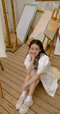 郑合惠子在画室里，或和可爱梅花鹿雕塑合影美照
