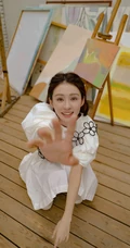 郑合惠子在画室里，或和可爱梅花鹿雕塑合影美照