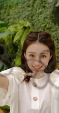 郑合惠子在画室里，或和可爱梅花鹿雕塑合影美照