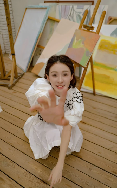 郑合惠子在画室里，或和可爱梅花鹿雕塑合影美照