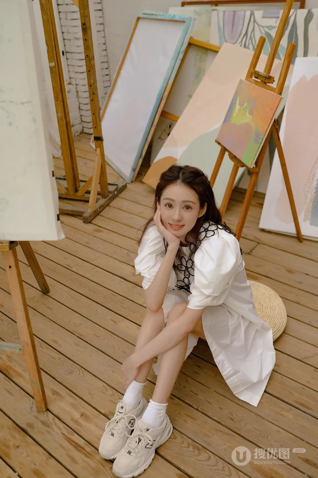 郑合惠子在画室里，或和可爱梅花鹿雕塑合影美照