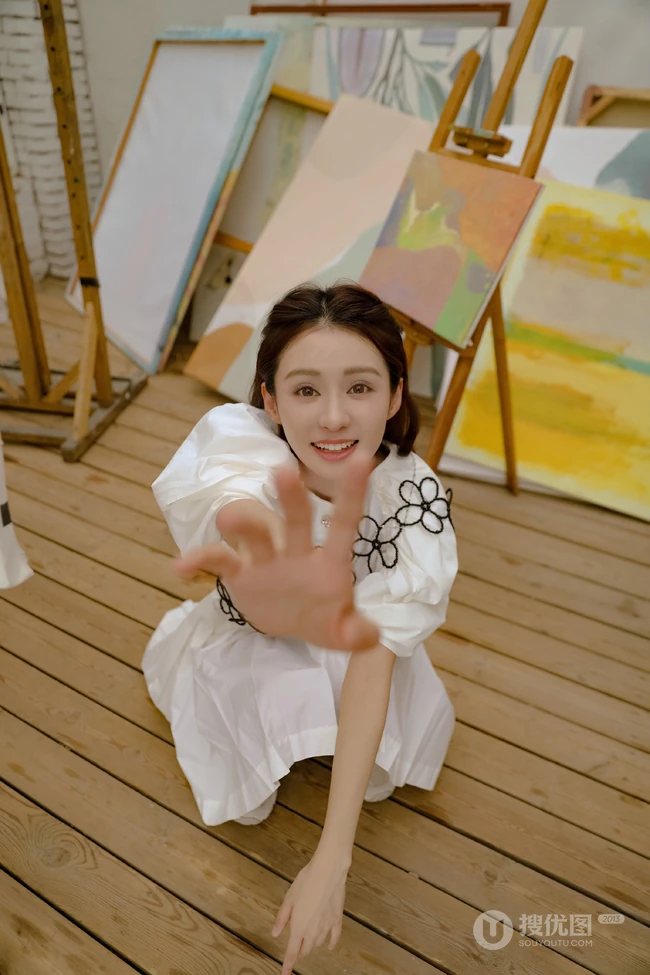 郑合惠子在画室里，或和可爱梅花鹿雕塑合影美照