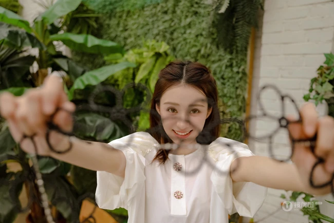 郑合惠子在画室里，或和可爱梅花鹿雕塑合影美照