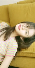 郑合惠子彩虹色低领上衣搭配牛仔裤可爱俏皮沙发写真照