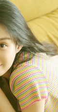 郑合惠子彩虹色低领上衣搭配牛仔裤可爱俏皮沙发写真照
