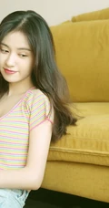郑合惠子彩虹色低领上衣搭配牛仔裤可爱俏皮沙发写真照