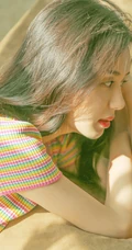 郑合惠子彩虹色低领上衣搭配牛仔裤可爱俏皮沙发写真照
