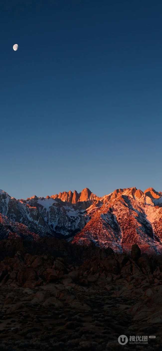 夕阳照射着高山，月亮已经升起的自然风景手机壁纸