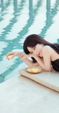 秦岚身着黑色礼裙连衣短裙，趴在泳池边，尽显白皙线条感小线条写真