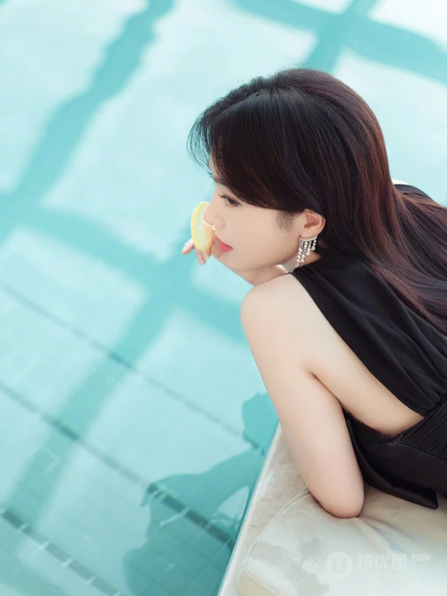 秦岚身着黑色礼裙连衣短裙，趴在泳池边，尽显白皙线条感小线条写真