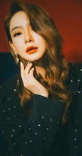 戚薇时尚柔美卷发发型，搭配黑衣波点裙，静坐沙发写真照