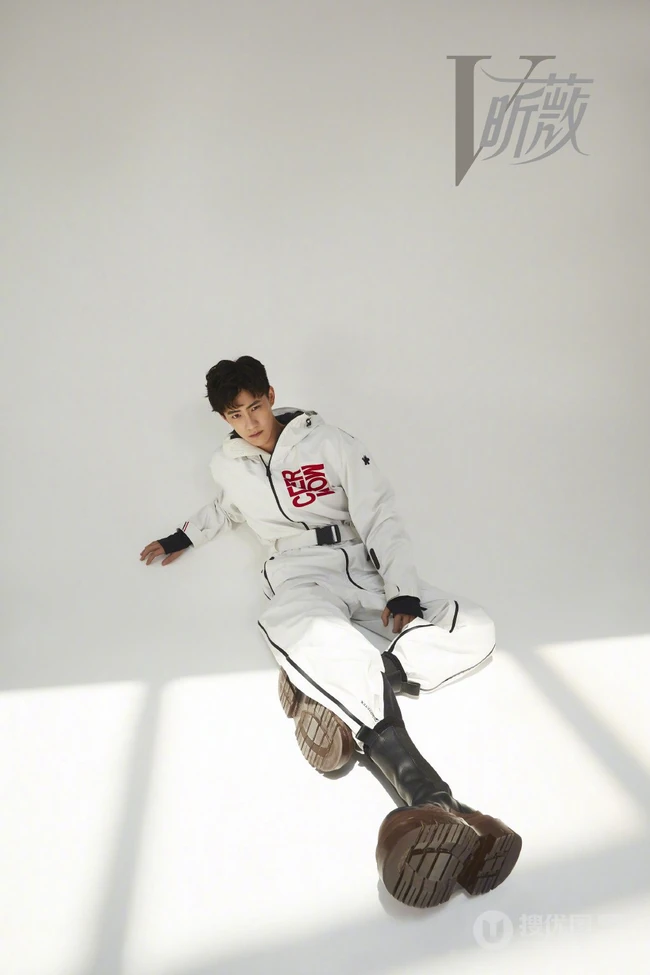 晏紫东帅气黑白格调写真登昕薇九月刊图片