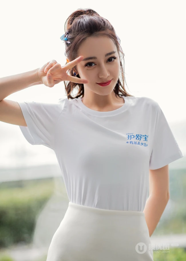 迪丽热巴清新清新白色T恤紧身短裙超美品牌代言写真照片