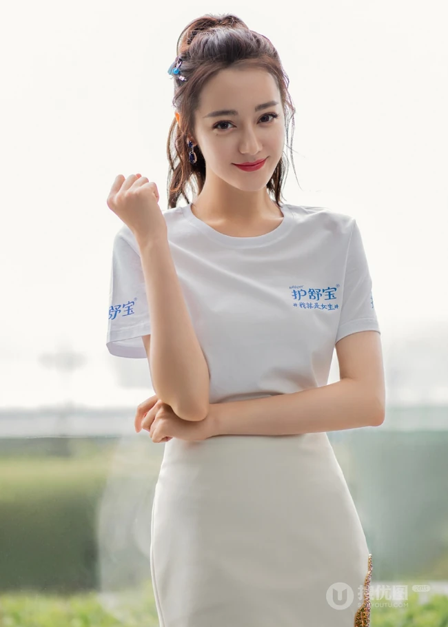 迪丽热巴清新清新白色T恤紧身短裙超美品牌代言写真照片