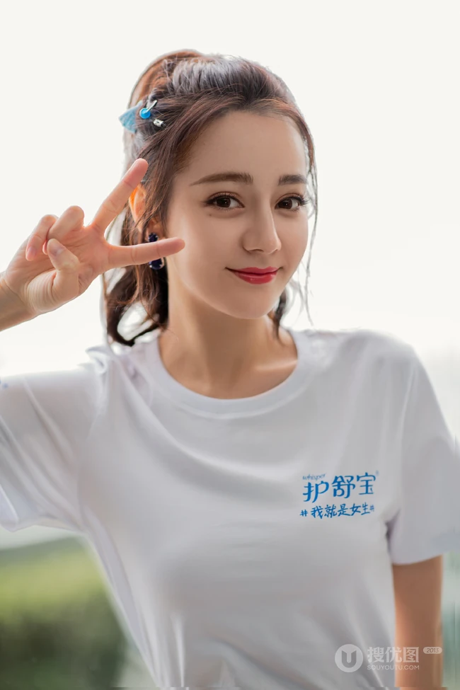 迪丽热巴清新清新白色T恤紧身短裙超美品牌代言写真照片