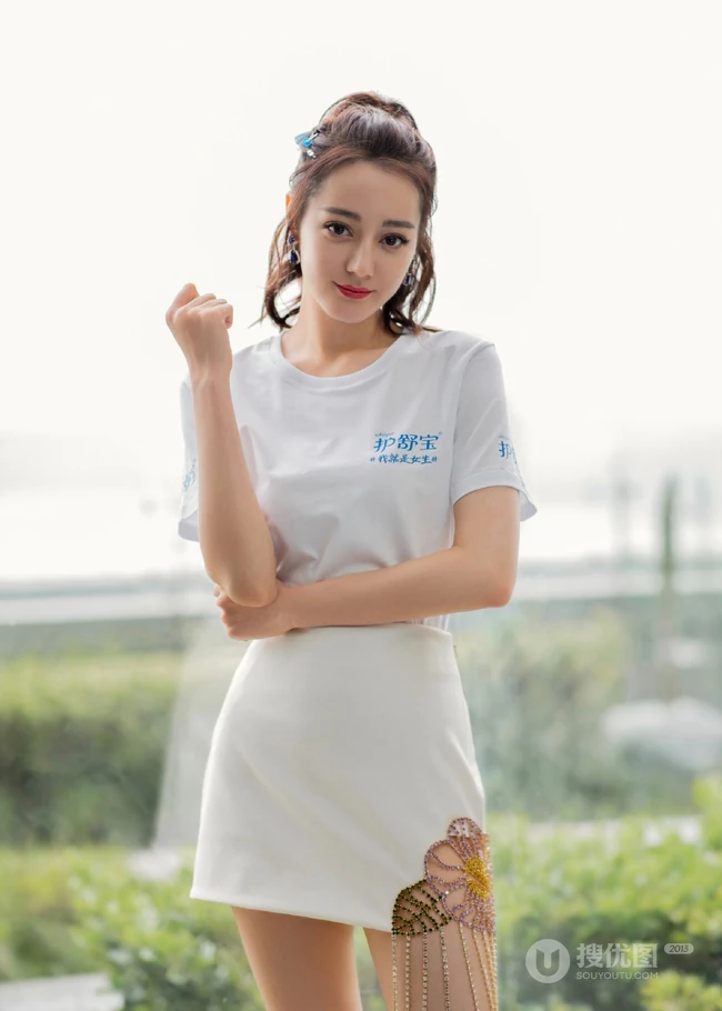 迪丽热巴清新清新白色T恤紧身短裙超美品牌代言写真照片