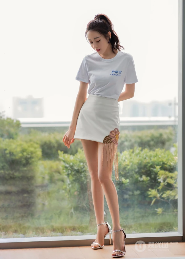 迪丽热巴清新清新白色T恤紧身短裙超美品牌代言写真照片