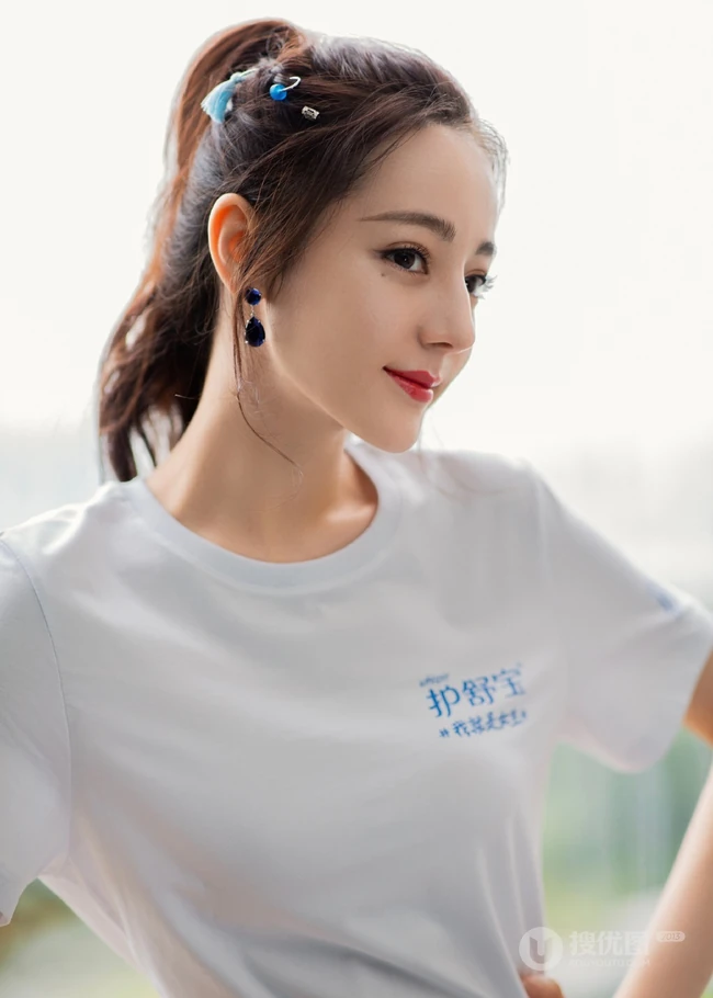 迪丽热巴清新清新白色T恤紧身短裙超美品牌代言写真照片