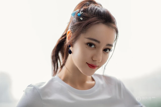 迪丽热巴清新清新白色T恤紧身短裙超美品牌代言写真照片