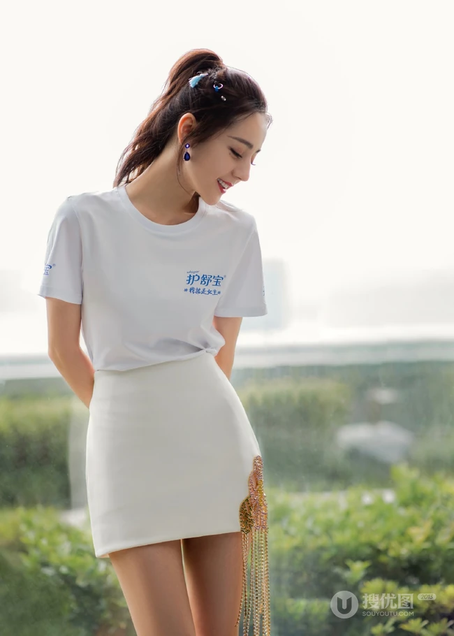 迪丽热巴清新清新白色T恤紧身短裙超美品牌代言写真照片