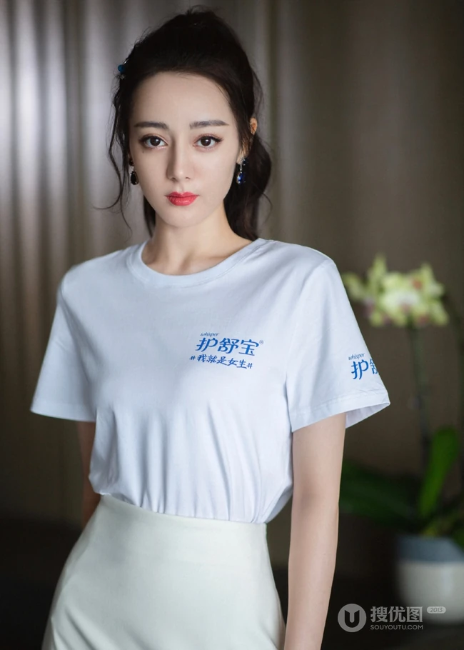 迪丽热巴清新清新白色T恤紧身短裙超美品牌代言写真照片