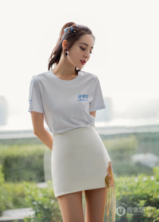 迪丽热巴清新清新白色T恤紧身短裙超美品牌代言写真照片
