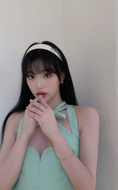 孔雪儿柔顺黑直长发搭配蓝绿V领长裙清新写真