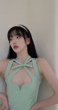 孔雪儿柔顺黑直长发搭配蓝绿V领长裙清新写真