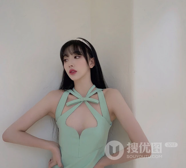 孔雪儿柔顺黑直长发搭配蓝绿V领长裙清新写真
