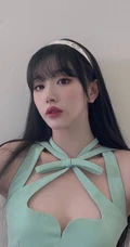 孔雪儿柔顺黑直长发搭配蓝绿V领长裙清新写真