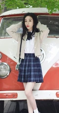 葛施敏学院风穿着清新清新白衫短裙户外写真