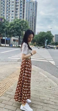 葛施敏白衣波点橙色长裙街拍生活照片