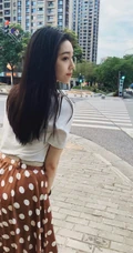 葛施敏白衣波点橙色长裙街拍生活照片