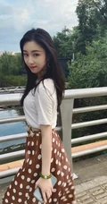 葛施敏白衣波点橙色长裙街拍生活照片