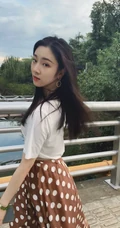 葛施敏白衣波点橙色长裙街拍生活照片