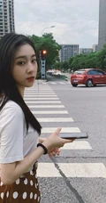 葛施敏白衣波点橙色长裙街拍生活照片