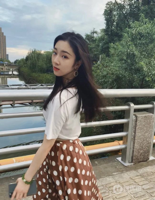 葛施敏白衣波点橙色长裙街拍生活照片