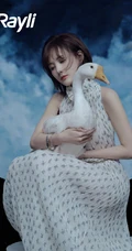 李一桐和鸽子，天鹅等小动物亲密合影杂志写真图集
